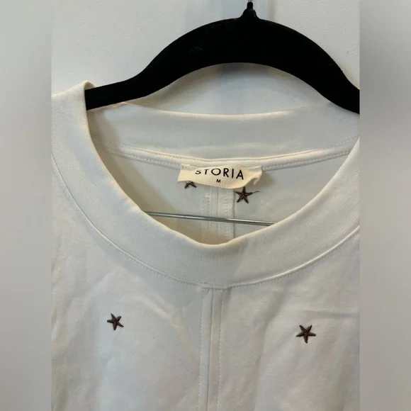 Storia White Top with Stars Size Medium - Picture 5 of 5